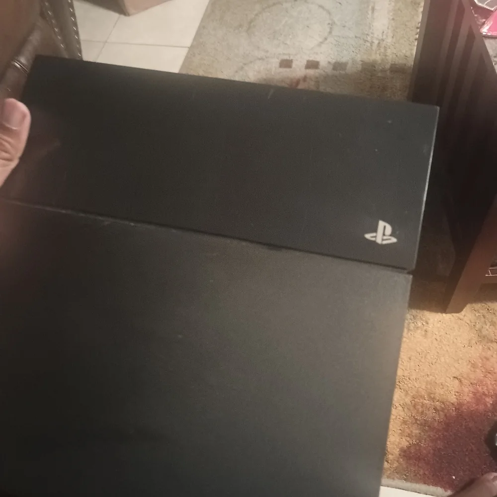 Sony PlayStation 4 Console with Black ControllerSONY PS4 - SYSTEM - CUH-1115A -